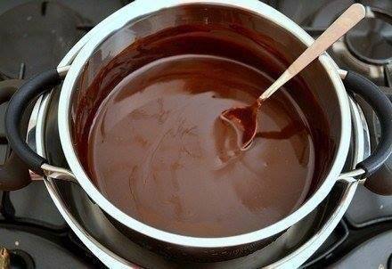 ما هو الحمام المائي (Bain Marie) ولماذا يُستخدم لتذويب الشوكولاتة؟ و أسباب الفشل