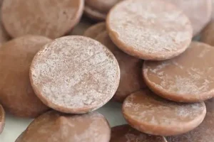 لا تدعي الرطوبة تفسد شكل الشوكولاتة! في هذا المقال نكشف كل ما تحتاجين معرفته عن Sugar Bloom، ونعرض لك خطوات سهلة للحفاظ على الشوكولاتة لامعة وخالية من العيوب.