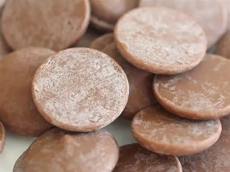 لا تدعي الرطوبة تفسد شكل الشوكولاتة! في هذا المقال نكشف كل ما تحتاجين معرفته عن Sugar Bloom، ونعرض لك خطوات سهلة للحفاظ على الشوكولاتة لامعة وخالية من العيوب.