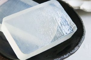 تعرف على أسباب ذوبان صابونة الجلسرين بسرعة وكيفية حل المشكلة بخطوات بسيطة. دليل شامل لحماية الصابون من الذوبان وتحسين تخزينه واستخدامه بفعالية.