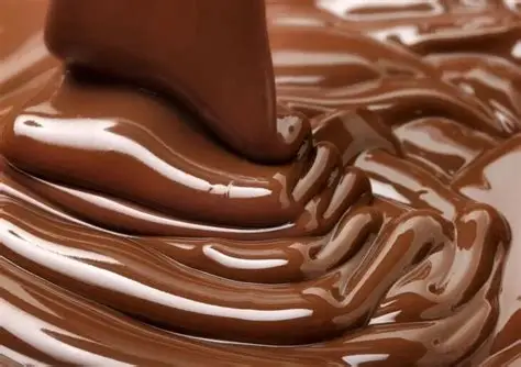 اكتشف سر نعومة وطعم الشوكولاتة الفاخرة مع Conching Chocolate. تعرف على خطوات التحريك المستمر للشوكولاتة وفوائدها لتحصل على قوام مثالي ونكهة متوازنة.