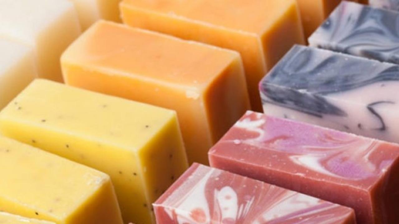 إذا كنتِ تبحثين عن صابون يمنح بشرتك العناية الحقيقية، فلا يكفي أن تختاري أي منتج على الرف. هناك فرق شاسع بين الصابون التجاري والصابون الطبيعي… والاختيار الذكي يبدأ من معرفتك لهذا الفرق.