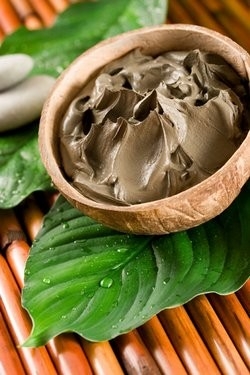 ذا كنتِ تبحثين عن منتج يجمع بين اللمسة الطبيعية والفوائد الطبية، فالطين المغربي هو خيارك الأمثل. هذا الكنز القادم من جبال الأطلس المغربية ينظف بشرتك بعمق، يزيل السموم والشوائب، ويتركها ناعمة مثل الحرير، وكل ذلك بدون أن يسلبها ترطيبها الطبيعي.