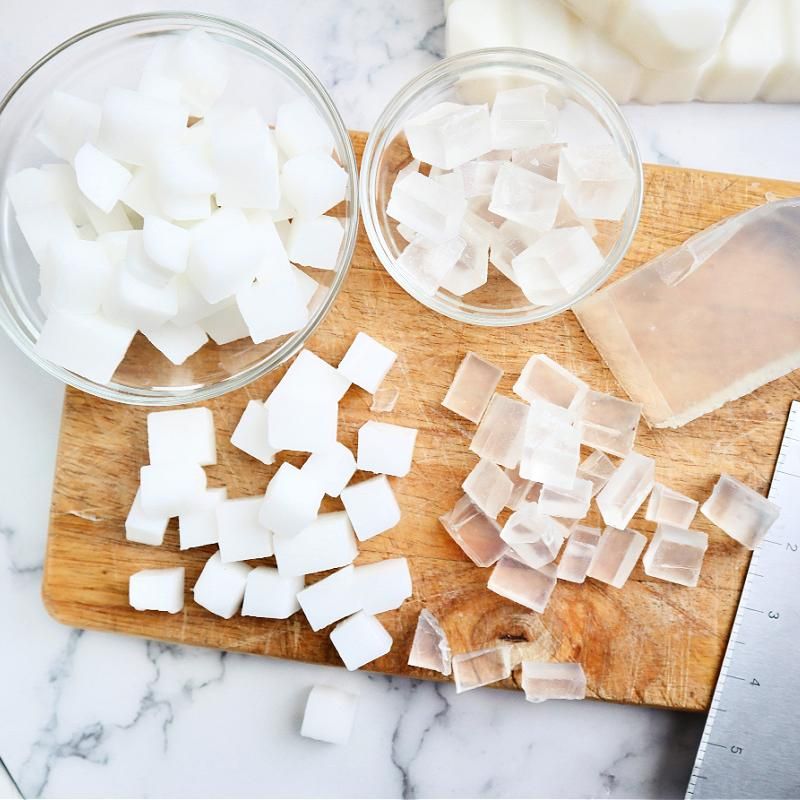 تتعدد قواعد الصابون مثل الجلسرين والصابون الطبيعي والسائل، وكل قاعدة تمنح الصابون خصائص مختلفة تناسب أنواع البشرة وطرق الاستخدام المختلفة.