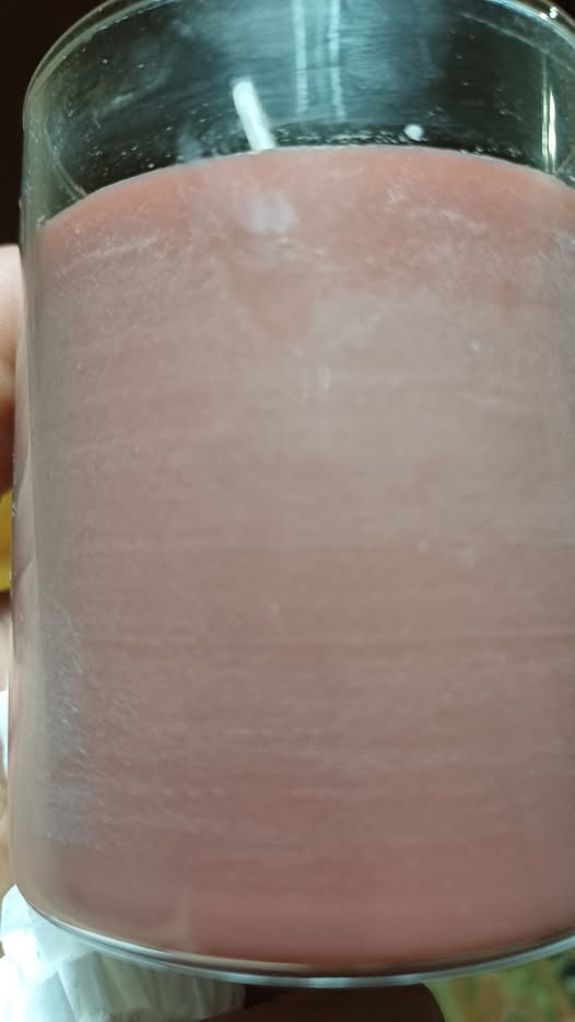 شمعة مصنوعة من شمع الصويا 6 يظهر عليها لون أبيض على جدار الكوب.