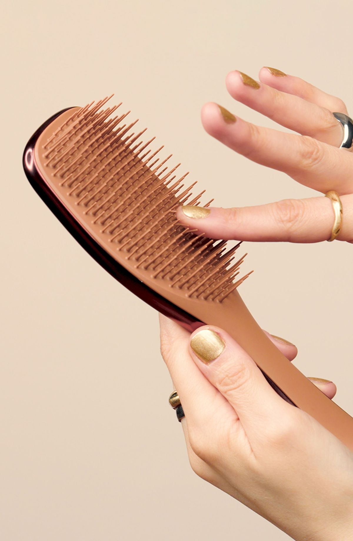 هل يمكن استخدام Hairbrush لتلوين قوالب الشوكولاتة؟ سؤال يتكرر بين صُنّاع الحلويات المبتدئين. رغم أن الـHairbrush يعطي مظهر الرذاذ الجميل، إلا أنه غير مخصص للأطعمة وقد يفسد جودة الشوكولاتة. الأفضل دائمًا استخدام Airbrush غذائي لضمان أمان المنتج وجماله في آن واحد.