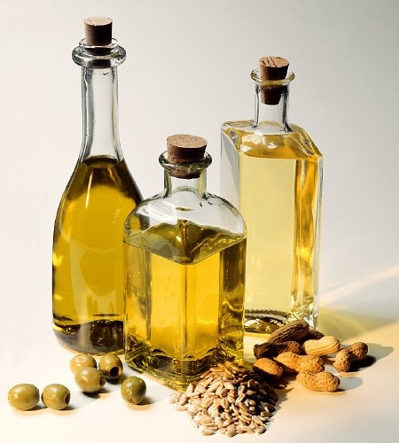 اختيار العطر المناسب هو سرّ نجاح أي صابون. الزيوت العطرية الطبيعية مثل اللافندر والليمون تمنح الصابون رائحة نقية وفوائد علاجية، بينما العطور الخام (Fragrance Oils) مثل الفانيليا والمسك الأبيض تمنح رائحة قوية وثابتة تدوم طويلاً.