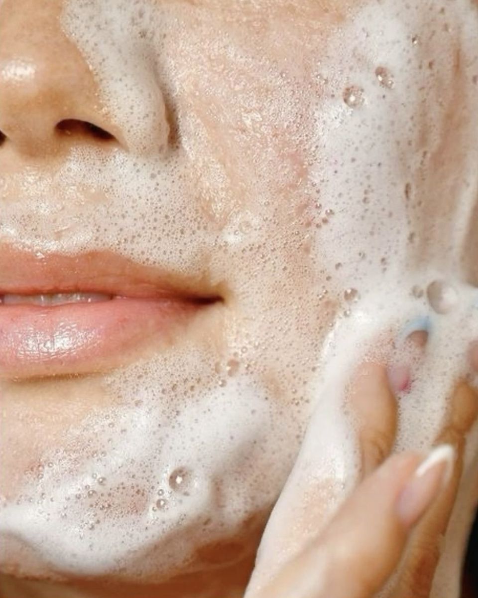 تعلّمي طريقة صناعة غسول وجه foaming طبيعي في المنزل بمكونات آمنة ومنعشة.
