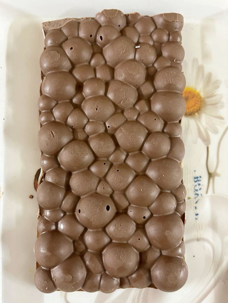 تعلم كيفية منع فقاعات الهواء والخروم على الشوكولاتة للحصول على سطح أملس ولامع