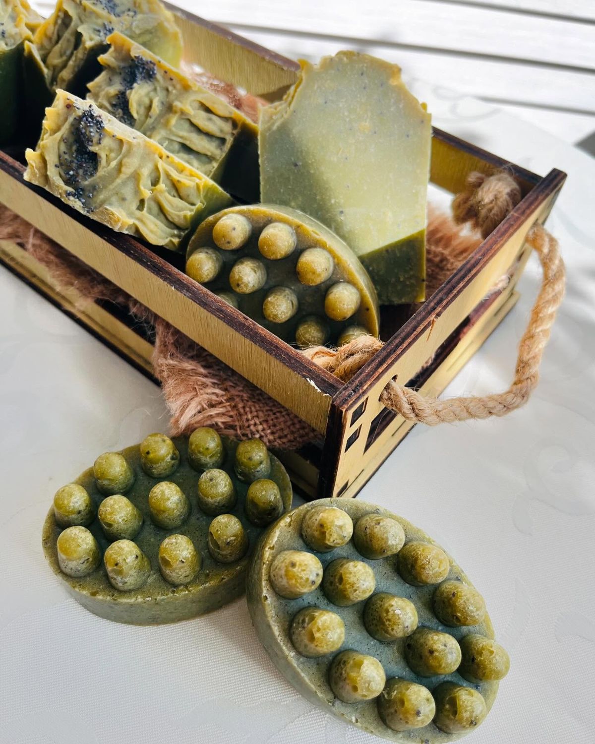 صابونة الحنّة والسدر الطبيعية تحتوي على مكونات عشبية تنظّف البشرة وتغذّي الشعر بعمق، مناسبة للعناية اليومية.