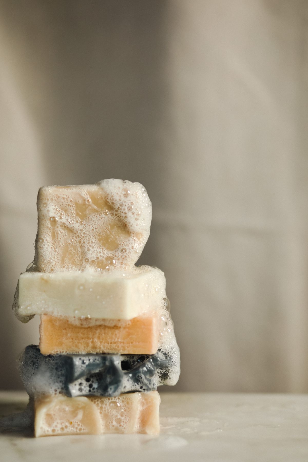 اكتشفي سر البشرة النقية والمشرقة باستخدام صابون طبيعي آمن وفعّال للعناية اليومية.