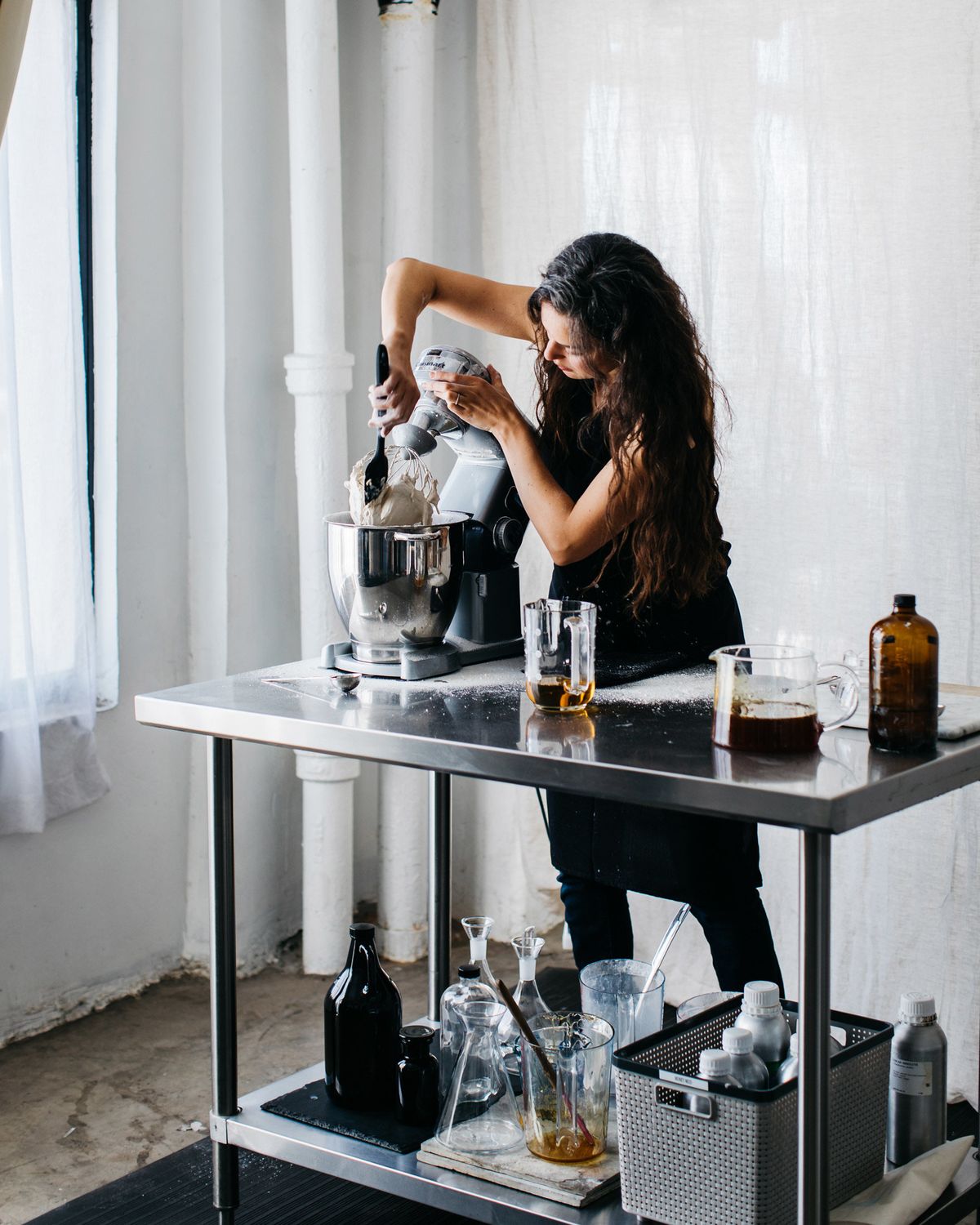 هل تساءلتِ يومًا كيف يتحول مزيج من الزيوت والأعشاب إلى منتج تجميلي أنيق؟ 💫 تعرفي على رحلة صناعة مستحضرات التجميل اليدوية من الفكرة إلى العبوة في خطوات ملهمة وسهلة التنفيذ.