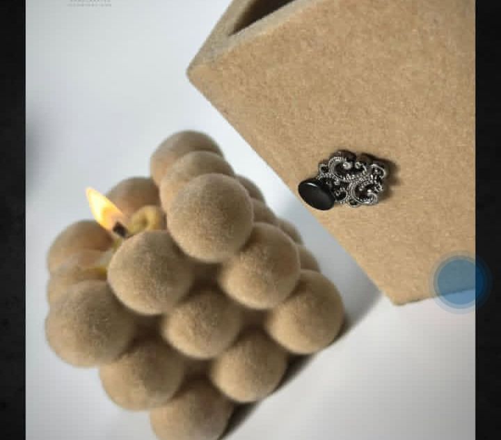 تعرفي على طريقة عمل الشمعة المخملية بخطوات بسيطة ومواد متوفرة، واحصلي على منتج فخم يناسب ديكور منزلك.