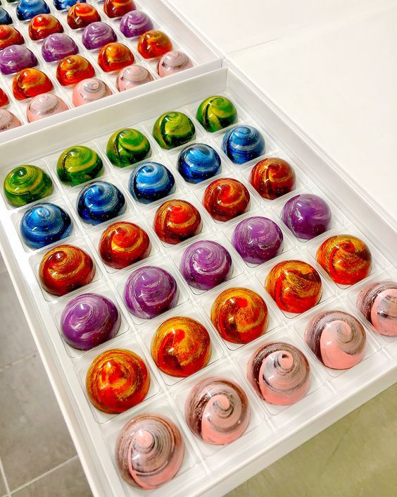 تعلمي خطوات تلوين الشوكولاتة بزبدة الكاكاو للحصول على ألوان جذابة وثابتة.