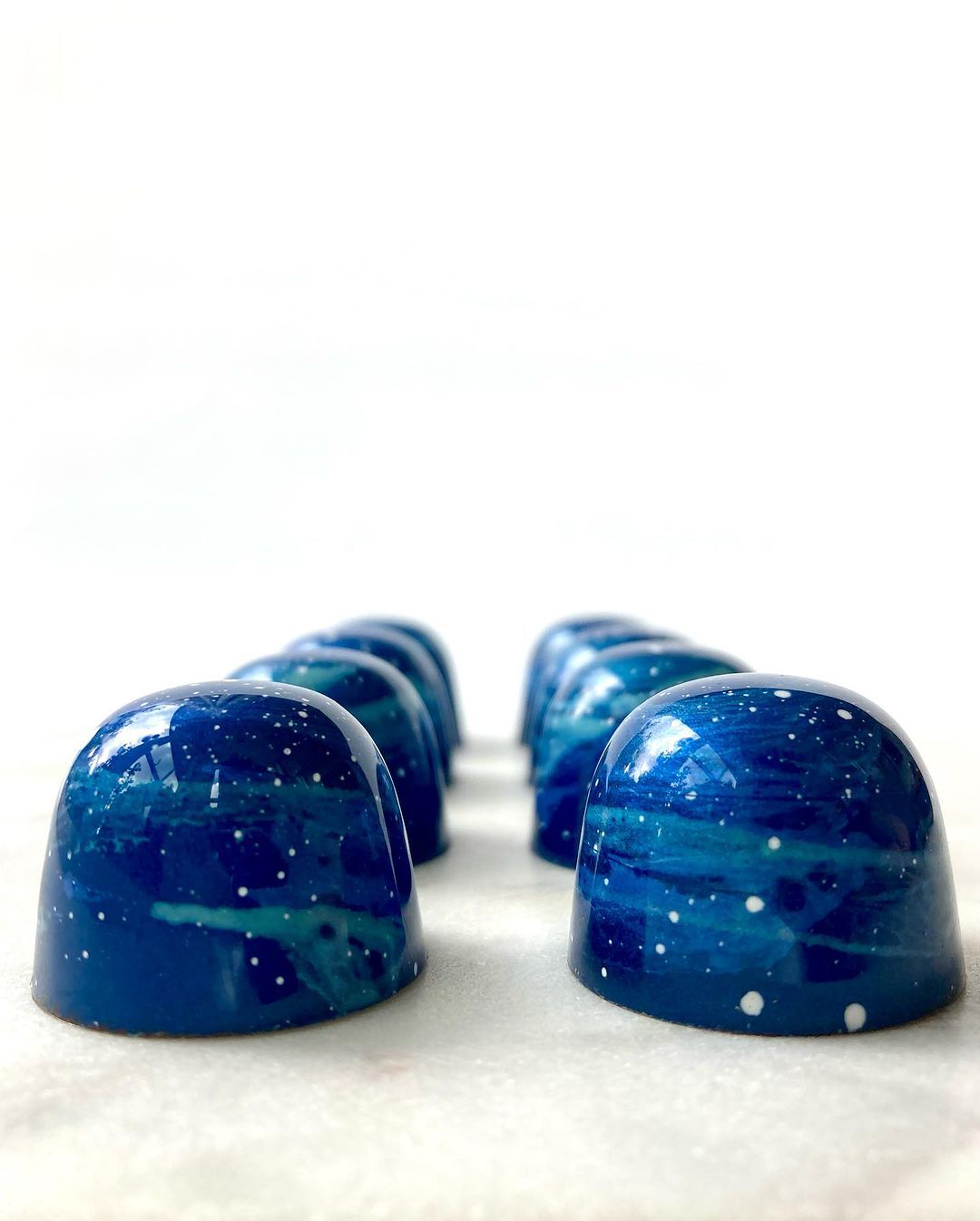 تعرف على أسباب تجمد زبدة الكاكاو عند التلوين وكيفية حل المشكلة بسهولة للحصول على شوكولاتة ناعمة وجاهزة للعمل.