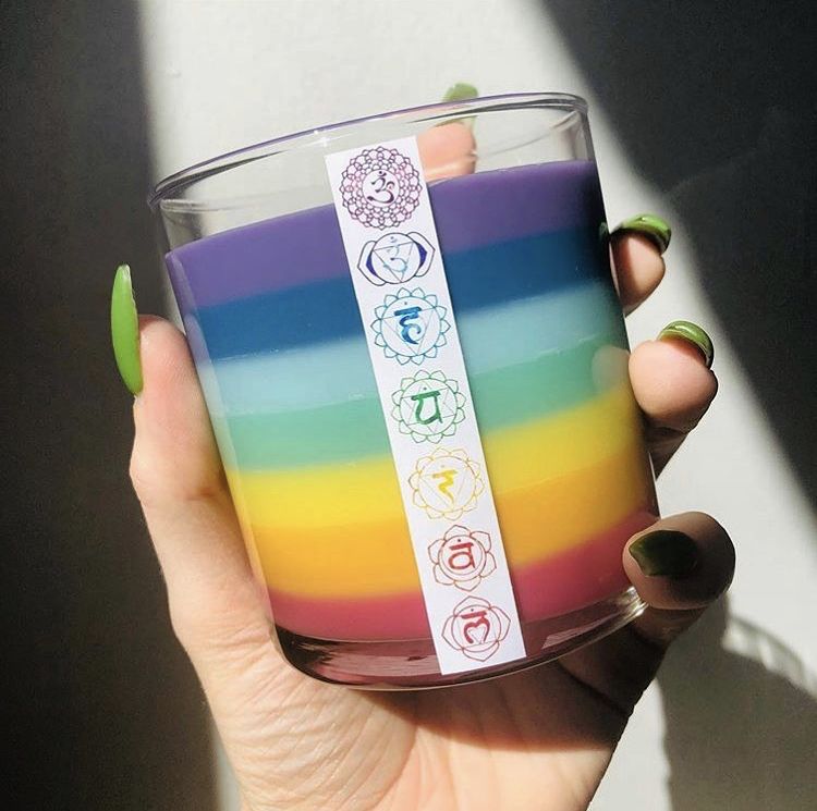 شمعة بألوان متعددة جاهزة للعرض بعد صبها في القالب.