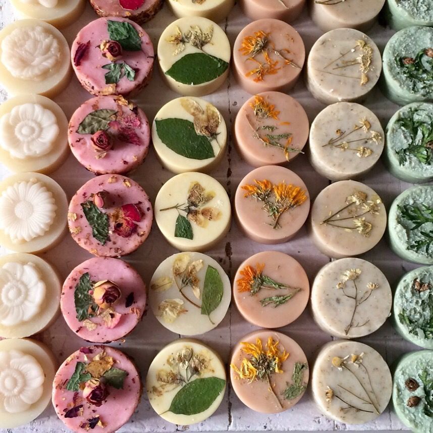 فواحة عطرية يدوية مصنوعة من شمع الصويا بألوان طبيعية