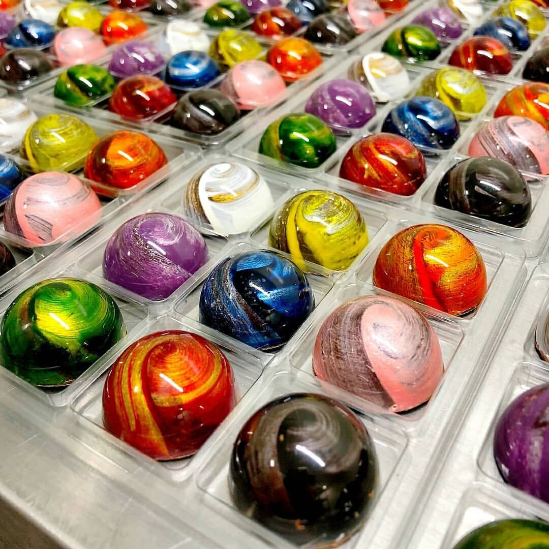 تلوين شوكولاتة بزبدة الكاكاو باستخدام ألوان زيتية مع طبقة ناعمة ولامعة.