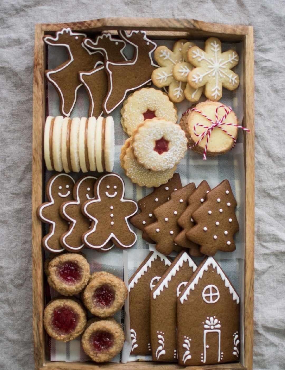 "قطع شوكولاتة البسكوت الشهية لعيد الميلاد"