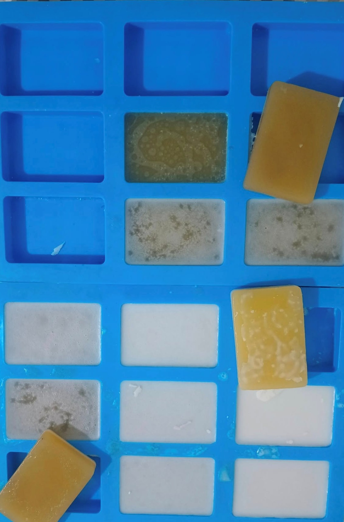 طبقة بيضاء على قاعدة الصابون طبيعية بسبب التفاعل مع الهواء.