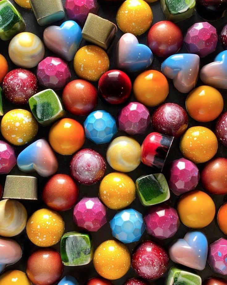 طريقة تجربة ألوان الشوكولا كومبوند في البيت باستخدام قوالب البوليكربونايت والحصول على نتائج ملونة ولامعة بسهولة.