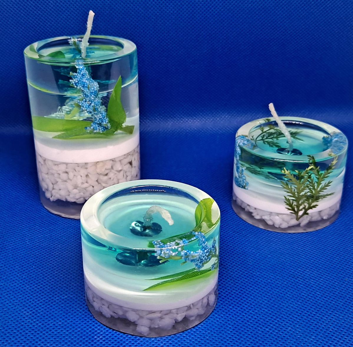 صب الشمع داخل كوب رزين مع توضيح تأثير الحرارة