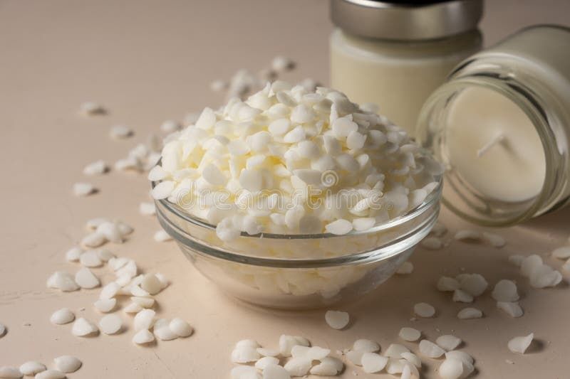 "اكتشفي طرق إزالة الشوائب من شمع الصويا بسهولة لصنع شموع نقية وجميلة."