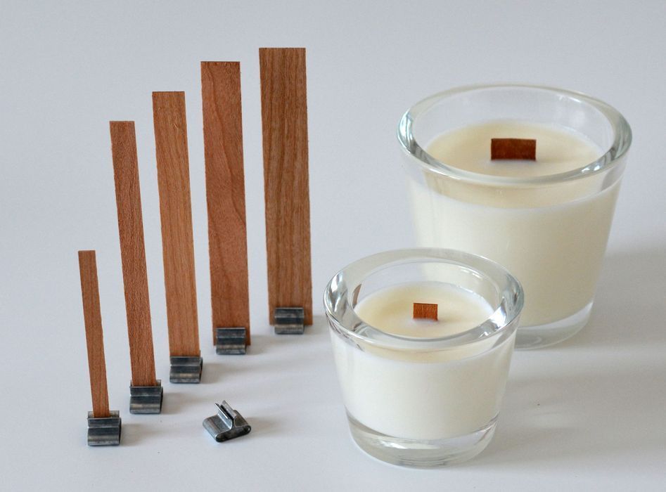 شمعة بفتيل خشبي مشتعلة بشكل مثالي.