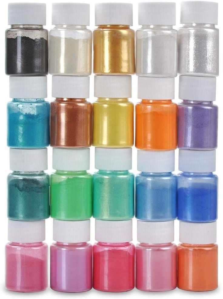 توزيع المايكا الزيتية على صابون طبيعي قبل التشكيل.