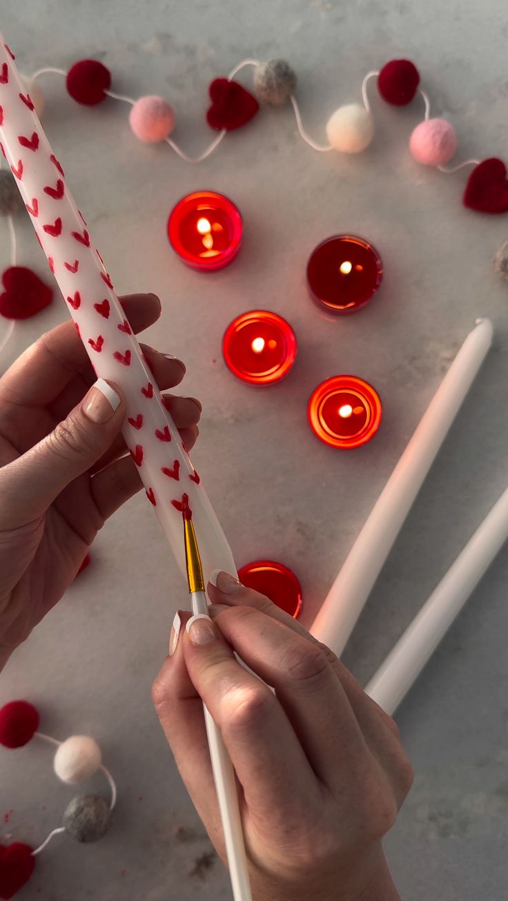 شمعة مغطاة باللون الذهبي باستخدام بودرة تلوين الشموع.