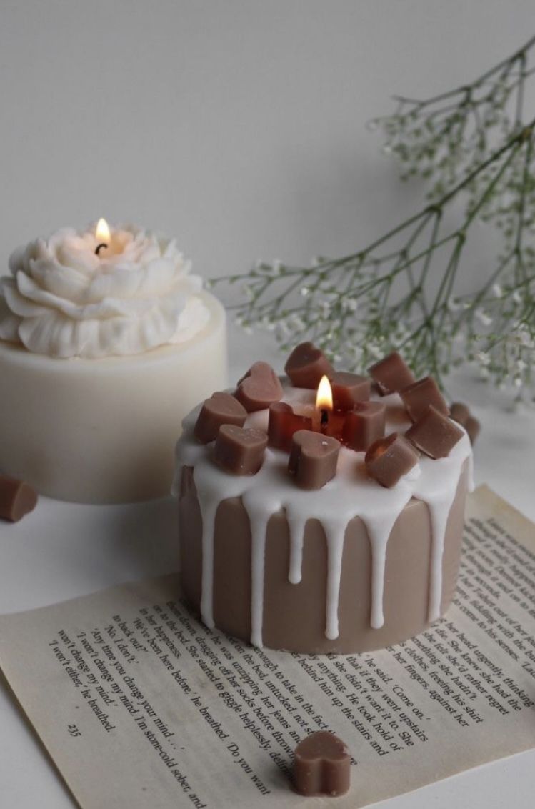 "شمعة كيك وحلويات مصنوعة من مزيج البارافين وشمع الصويا معطرة وآمنة."