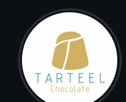 خريجة إدارة أعمال، اكتشفت شغفها بالشوكولاتة وبدأت مشروعها الخاص. وزعت عينات لتجربة الناس رغم التحديات، واليوم فخورة بمشروعها الصغير من الصفر.