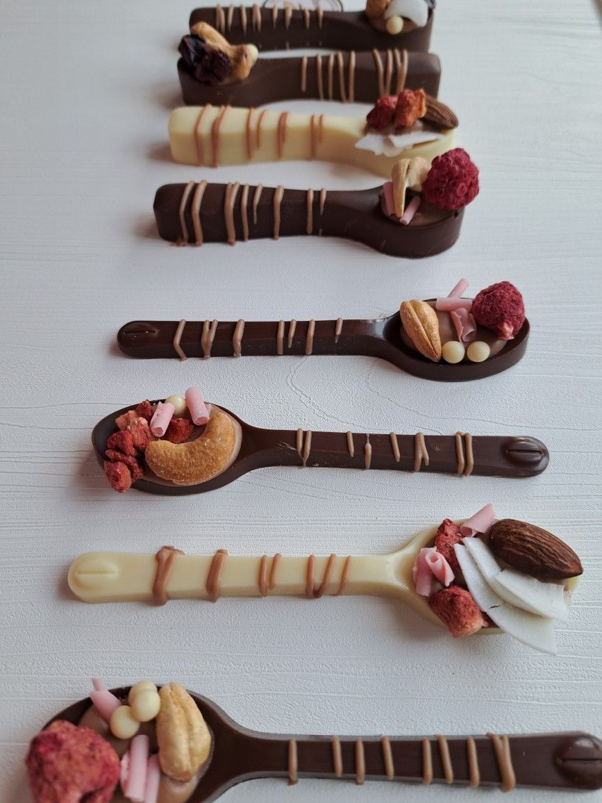 "حلويات شوكودار اليدوية المصنوعة من فواكه طازجة وشوكولا عالية الجودة بتفاصيل فنية"