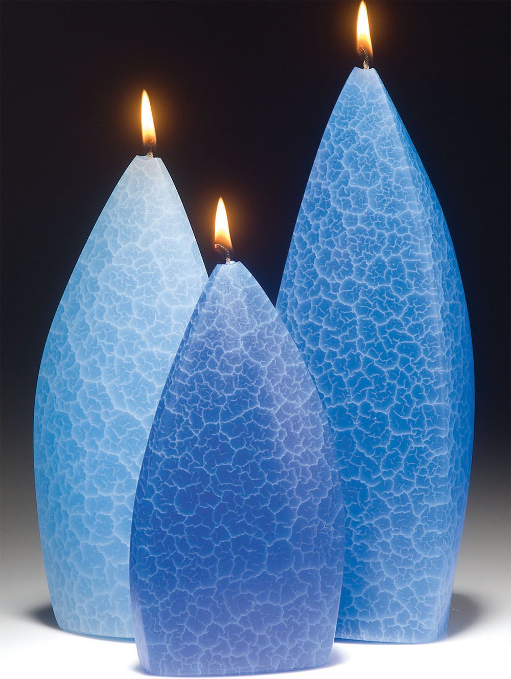 شموع منزلية مصنوعة من شمع الفنكوش مع إضافة العطر والألوان