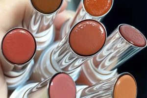 "مقارنة بين صبغات الشفاه وألوان الماكياج من حيث الأمان والثبات"