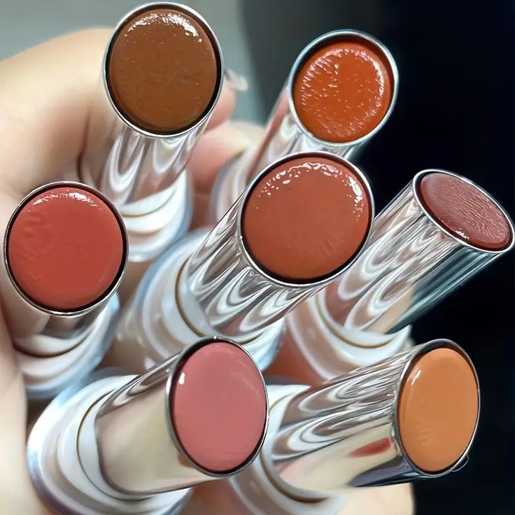 "مقارنة بين صبغات الشفاه وألوان الماكياج من حيث الأمان والثبات"