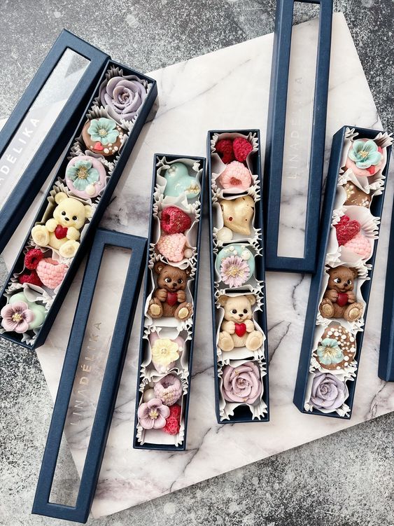 تغليف الشوكولاتة الفردية يجعل منتجك جذاب واحترافي، ويزيد من قيمته التسويقية، باستخدام ورق الشوكولاتة، البوكسات الصغيرة، أو التغليف الشفاف.