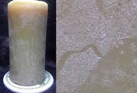 ظهور اللون الأبيض على سطح شمع الصويا أمر طبيعي نتيجة تبلور الشمع بعد التبريد. تعرفي على الأسباب وطرق التبريد البطيء لتجنبه والحصول على شمع أملس وجميل.