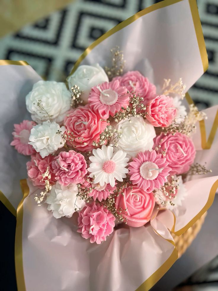 "اكتشفي كيفية صب شمعة بوكية ورد دون اختلاط الألوان باستخدام خطوات بسيطة ونصائح لدرجات الحرارة وشمع مستقر."