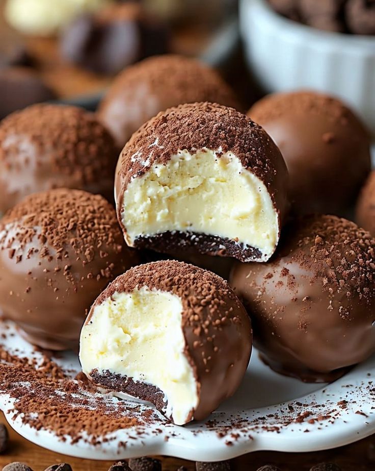 "اكتشفي طريقة تحضير حشوة التيراميسو للشوكولاتة في المنزل بخطوات سهلة وسريعة. تعرّفي على بدائل جبنة الماسكربوني لإبداع شوكولاتة كريمية وغنية بالنكهة، مناسبة لكل محبي الحلويات الإيطالية."