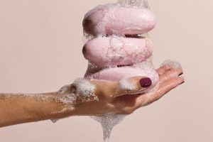 هل تعانين من ضعف رغوة الصابون المنزلي؟ اكتشفي طرق تحسين الرغوة باستخدام زيت جوز الهند والسكر، مع الحفاظ على نعومة وصحة بشرتك دون مواد قاسية مثل التكسابون