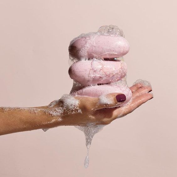 هل تعانين من ضعف رغوة الصابون المنزلي؟ اكتشفي طرق تحسين الرغوة باستخدام زيت جوز الهند والسكر، مع الحفاظ على نعومة وصحة بشرتك دون مواد قاسية مثل التكسابون