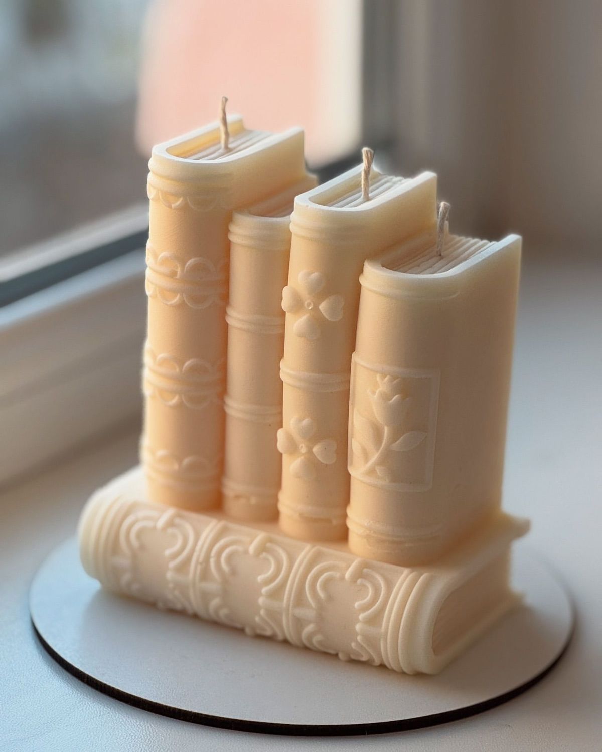 الشمع الذائب يُمد على السطح طبقة رقيقة ويجف، ثم يمكن لفّه أو تشكيله لأشكال زخرفية جميلة.