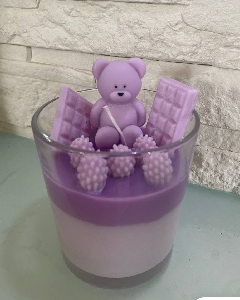 "تعرفي على أسباب ضعف رائحة شمعة الكأس عند الاشتعال وحلولها العملية. نصائح للشمع، الفتيل، والزيوت العطرية للحصول على شمعة معطرة قوية."