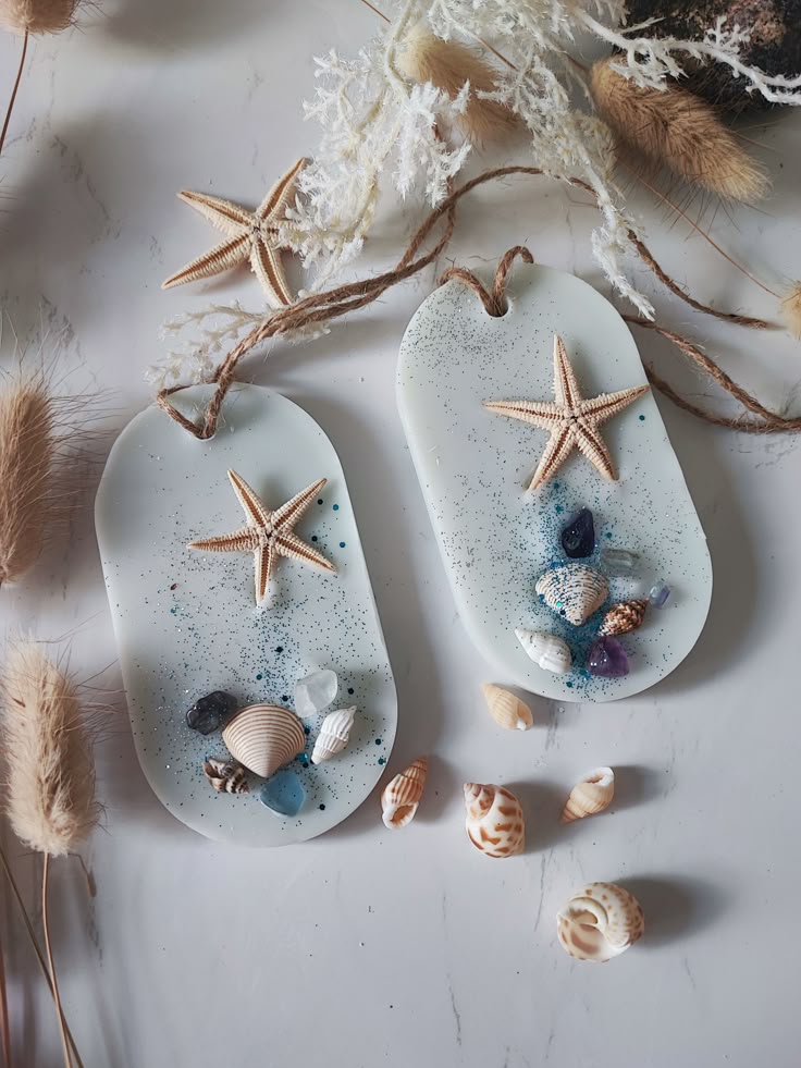 "ثبتي رائحة صابون الجلسرين والفواحات باستخدام مثبت العطر المناسب مثل بنزوين أو بنزوات البنزيل للحصول على عطرك يدوم أسابيع."