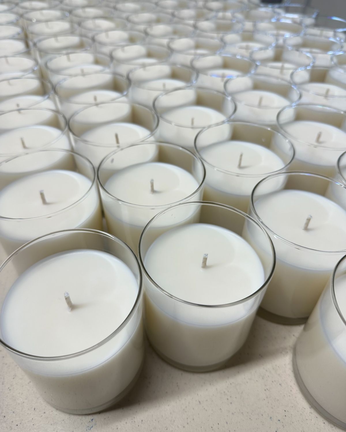 شمعة بيضاء بعد التجميد مع سطح ناعم بدون تشققات.