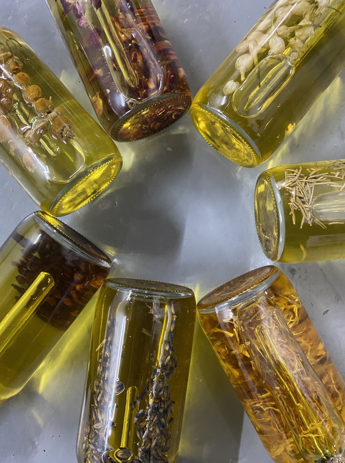 تعرفي على طرق خلط الزيوت الطبيعية مثل زيت اللوز الحلو وزيت الخروع وزيت ثمرة الورد وأفضل أوقات استخدامها لبشرة صحية وشعر لامع.