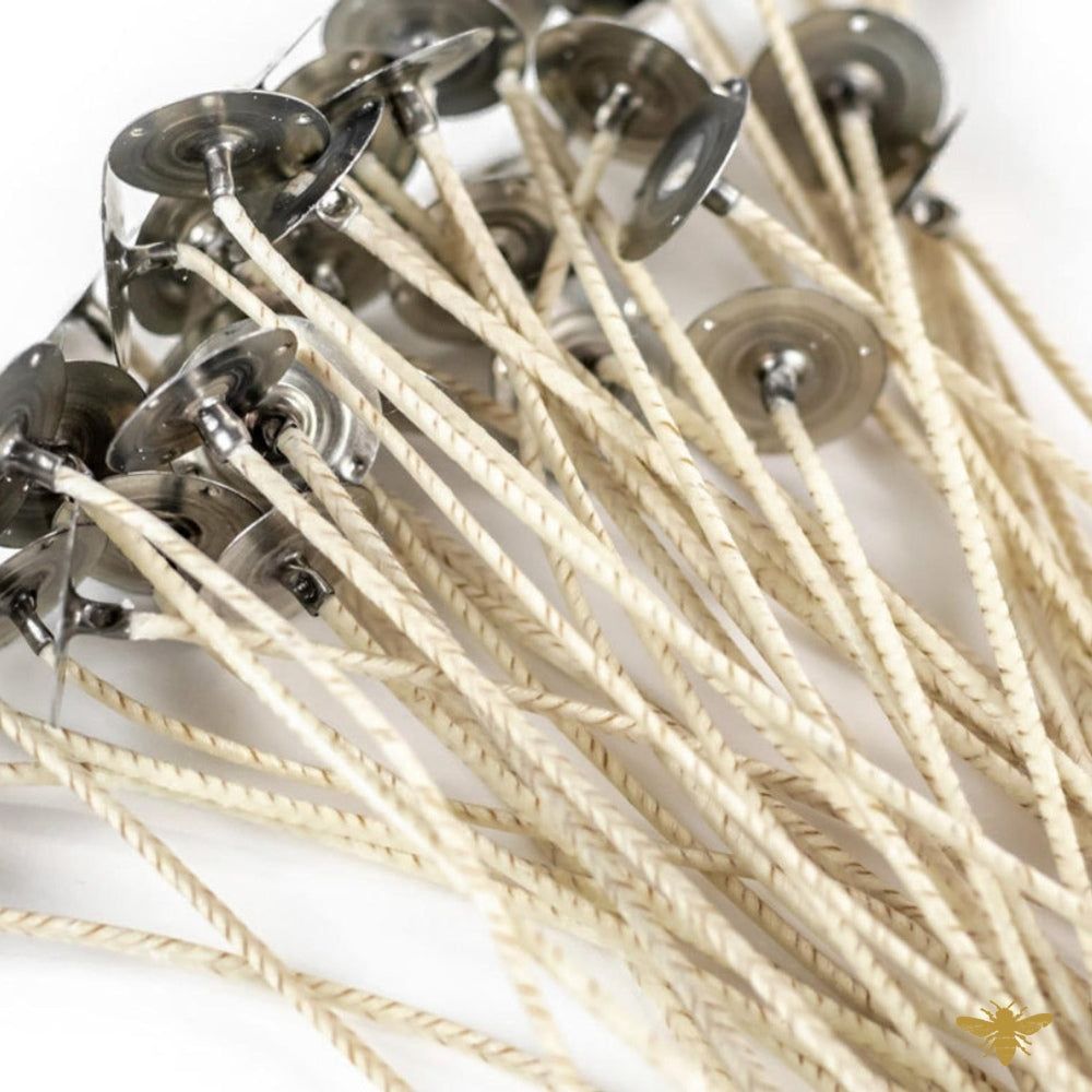 تشميع الفتيل خطوة أساسية في صناعة الشموع لضمان سهولة الاشتعال وثبات اللهب وتقليل الدخان.