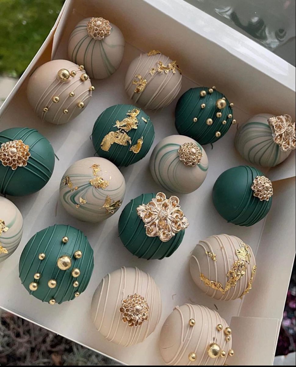 تعرف على التلوين المخملي والتلوين المعدني للحلويات والشوكولاتة مع طرق التطبيق الصحيحة والنصائح العملية.