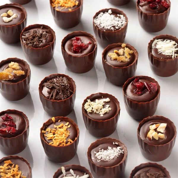 يوضح الطريقة الصحيحة لتبريد الشوكولاتة بعد الصب، والفرق بين التبريد في الثلاجة ودرجة حرارة الغرفة للحصول على لمعان وقوام مثالي.